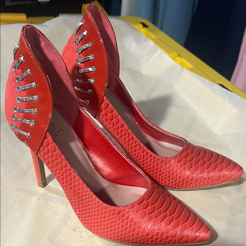Scene‎  Vibrant Red Textured Heels
